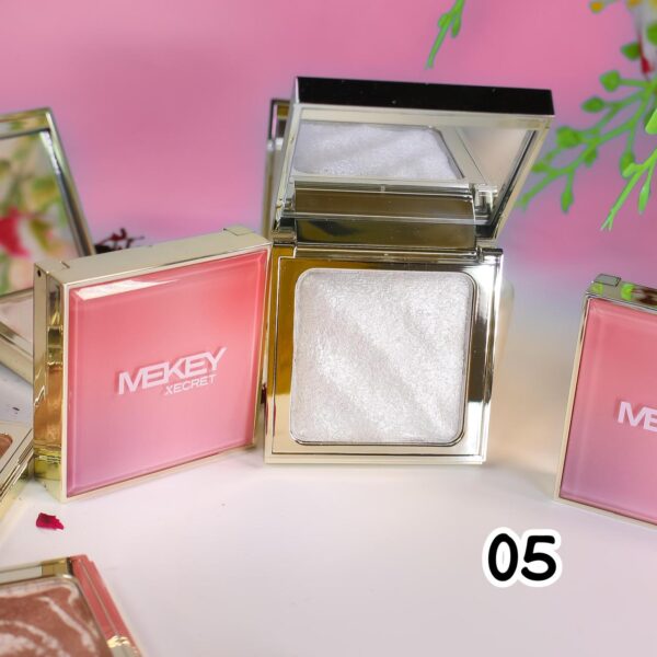 𝐌𝐞𝐤𝐞𝐲 𝐱𝐞𝐜𝐫𝐞𝐭 𝐋𝐮𝐦𝐢𝐧𝐨𝐮𝐬 𝐆𝐥𝐨𝐰 𝐇𝐢𝐠𝐡𝐥𝐢𝐠𝐡𝐭𝐞𝐫: Shine Bright with All-Day Radiance - Illuminating Makeup Must-Have!:Available in 6 Shiny Shades: - Image 3