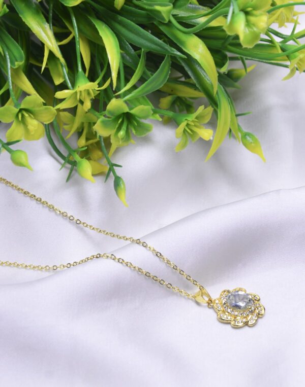 Stainless Steel Elegent Gold Pendant with chain for gift