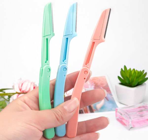 Smooth Retract Eyebrow Razor. - Image 2