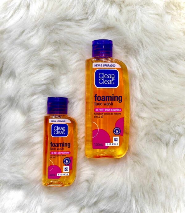Clean & Clear ESSENTIALS Foaming Facial Face Wash - 50ml