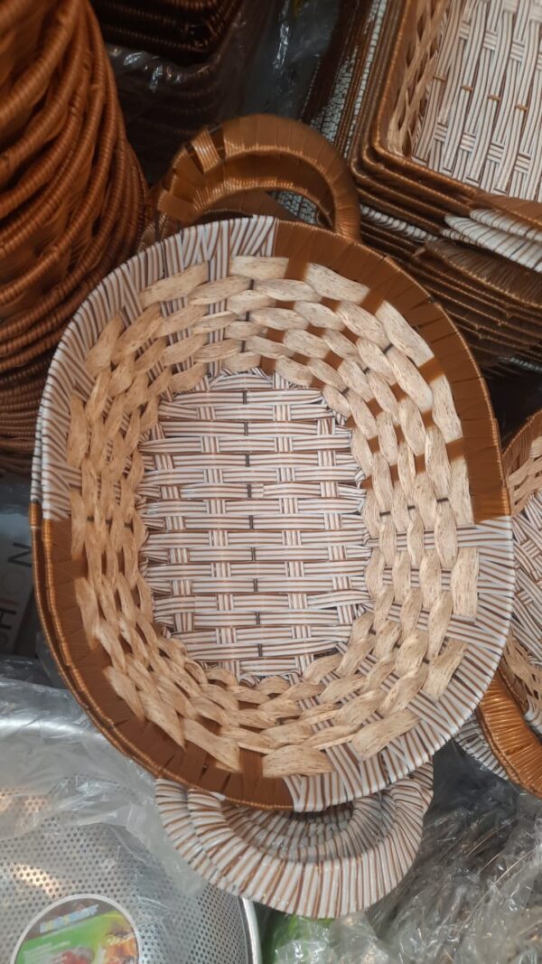Hand-Woven Storage Basket, Perfect for Kitchens, Dining Tables, and Picnics, Traditional Style with Modern Convenience for Food Items (Oval Shape).