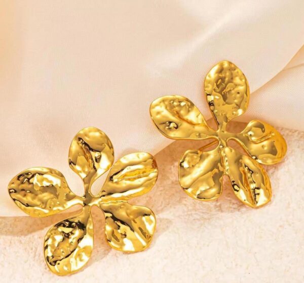 High Quality Stylish Earrings Tops for girls and Women. - Image 7