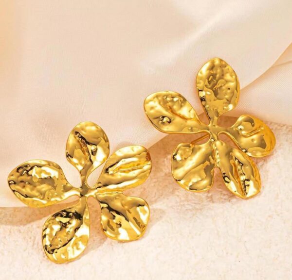 High Quality Stylish Earrings Tops for girls and Women. - Image 8