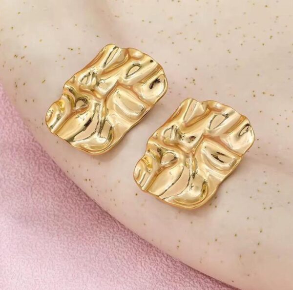 High Quality Stylish Earrings Tops for girls and Women. - Image 4