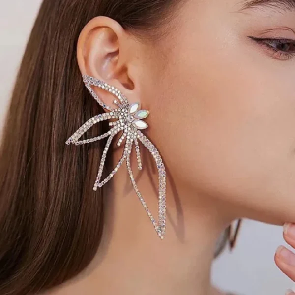 Sparkling Maple Leaf Stud Earrings Exquisite Women's Fashion Jewelry - Image 2