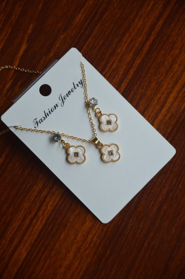 Stylish China gold Locket Set with chain for girls by unique fancy jewelry - Image 4