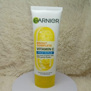 Garnier Bright Complete Vitamin C Face Scrub, 100 ml.