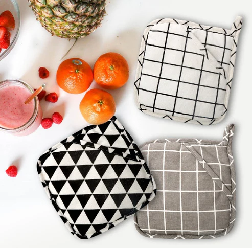 "Heat-Resistant Quilted Pot Holders – Durable Kitchen Grip Pads (1 Pair)"