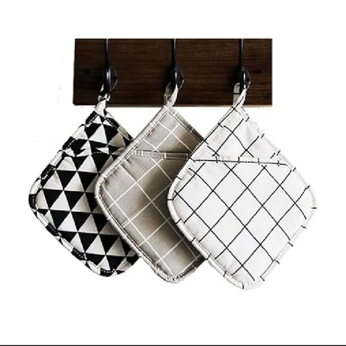 "Heat-Resistant Quilted Pot Holders – Durable Kitchen Grip Pads (1 Pair)" - Image 4